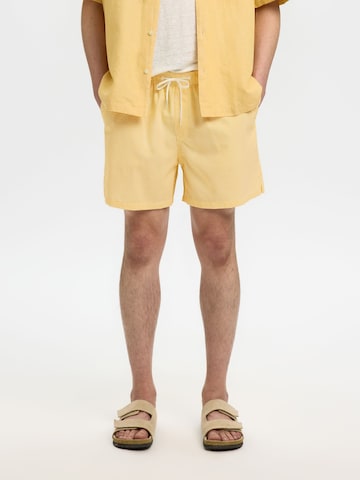 SELECTED Zwemshorts in Geel: voorkant