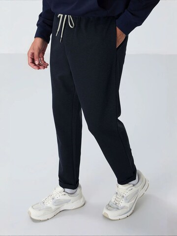 Effilé Pantalon de sport 'Jogginghose' Tommy Life en noir