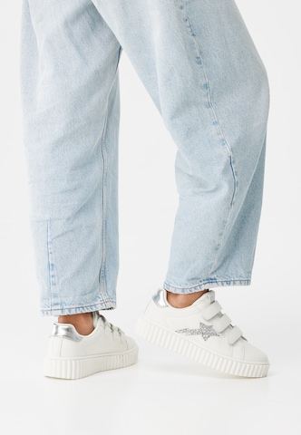 Baskets basses 'BLISS VELCRO' BRITISH KNIGHTS en blanc : devant