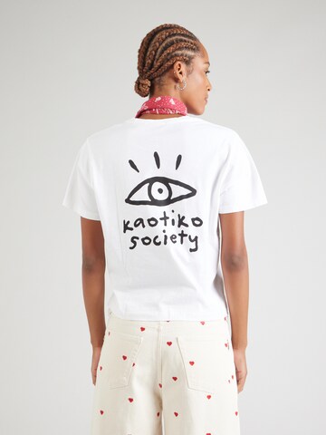 Tricou de la Kaotiko pe alb: față