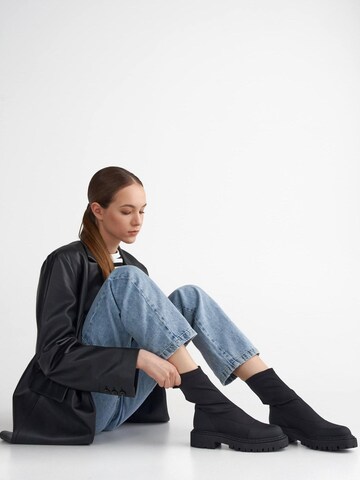Estro Booties '09-2392' in Black