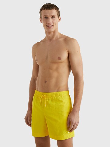 TOMMY HILFIGER Badeshorts in Gelb