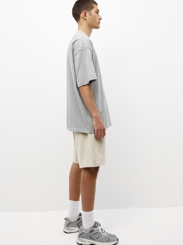 Pull&Bear Regular Shorts in Grau