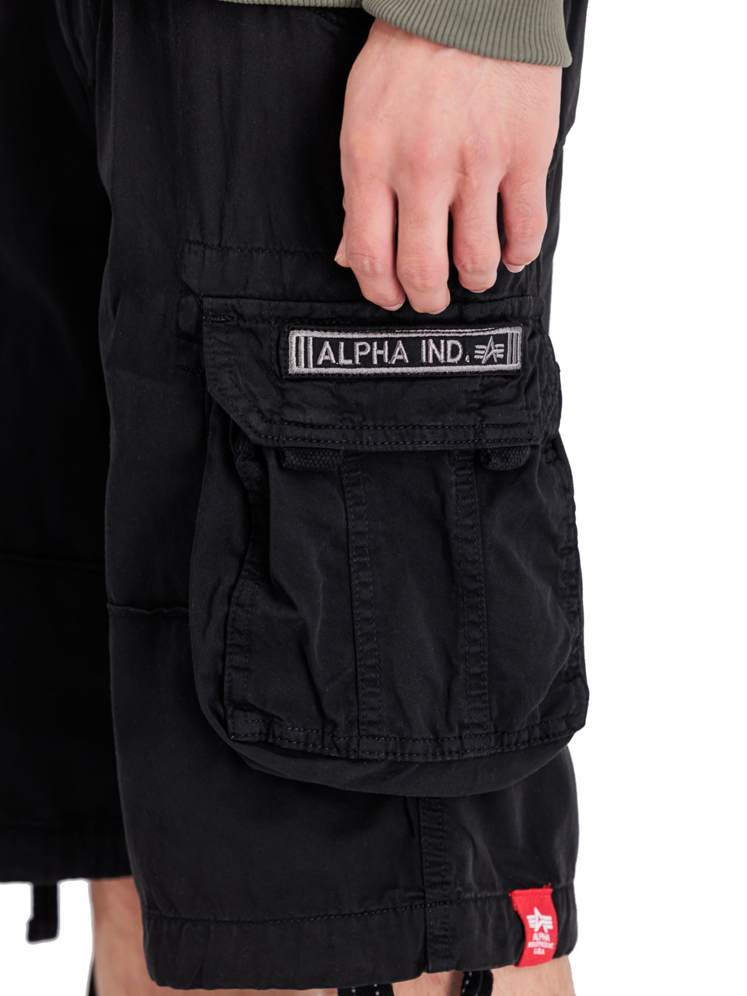 ALPHA INDUSTRIES Regular Cargohose 'Jet' in Schwarz