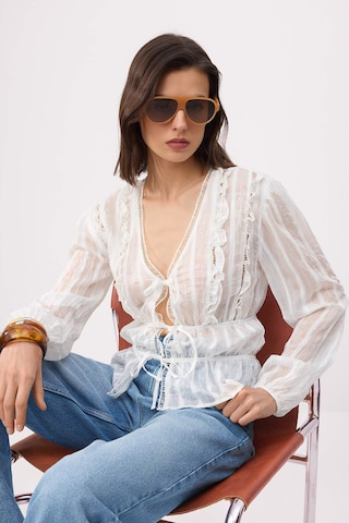 Trendyol Blouse in White: front