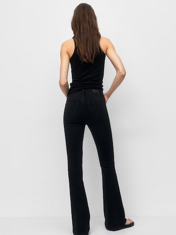 Pull&Bear Flared Jeans in Schwarz