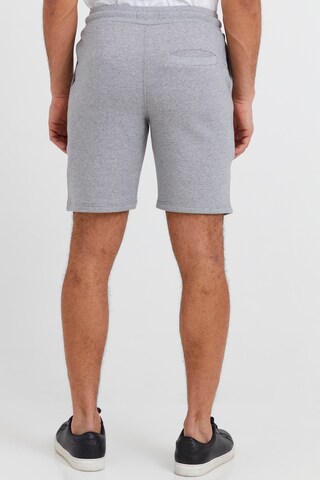 !Solid Regular Sweatshorts 'Nafko' in Grau