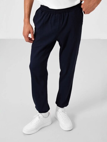 Tommy Life Regular Chino in Blauw: voorkant