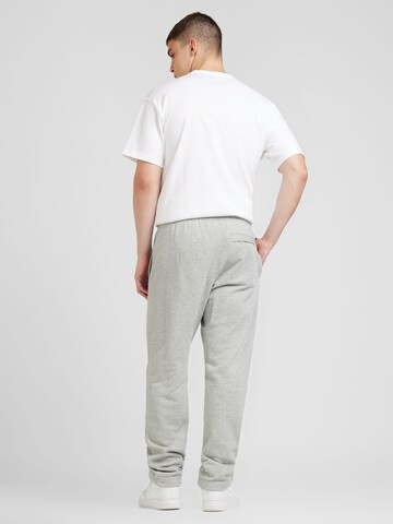 Nike Sportswear - regular Pantalón en gris