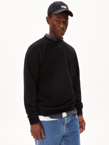 ARMEDANGELS Sweatshirt 'NIKOLA' in Zwart: voorkant