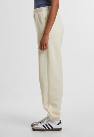 Tapered Pantaloni di Urban Classics in bianco