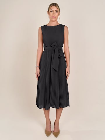 APART Midi-Plisseekleid in Schwarz