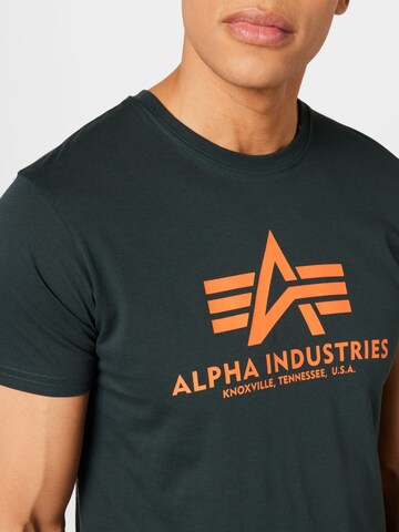 ALPHA INDUSTRIES Футболка в Зеленый