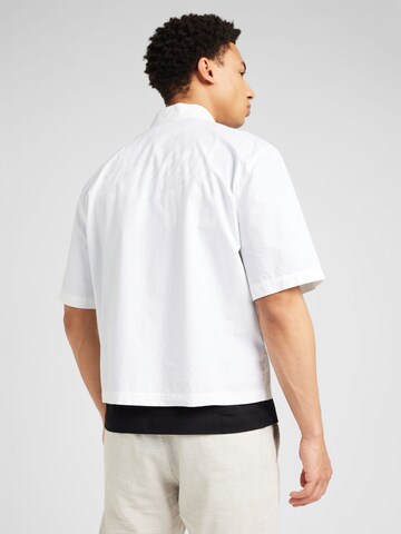 WEEKDAY - Ajuste confortable Camisa 'Tom' en blanco