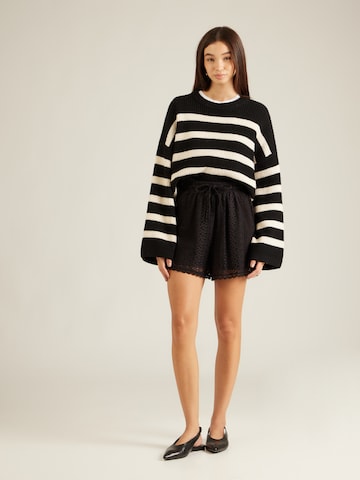 ABOUT YOU Szabványos Nadrág 'Ina' - fekete