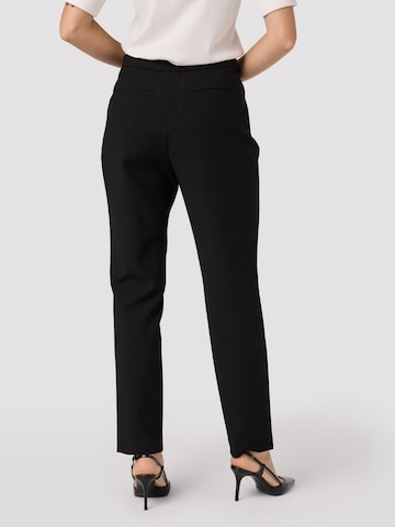 Coupe slim Pantalon à plis Quiosque en noir