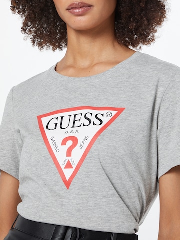 Maglietta di GUESS in grigio