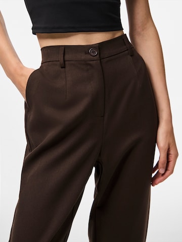 Regular Pantalon à pince 'PCKamil' PIECES en marron