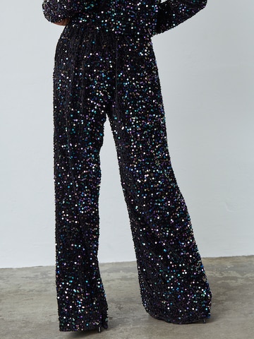 SISTERS POINT - Bootcut Pantalón en negro