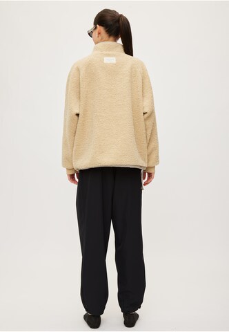 Pull-over 'Mount Pile' rethinkit studios en beige