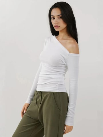 Haut Hiccup en blanc