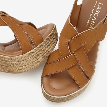 LASCANA Sandalen met riem in Bruin