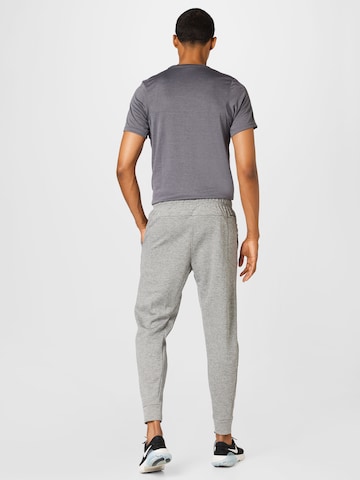 NIKE Tapered Sportbroek in Grijs