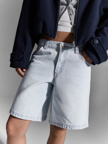 BershkaBaggy Traperice - plava boja