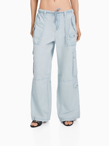 Bershka Wide leg Cargo jeans in Blue: front