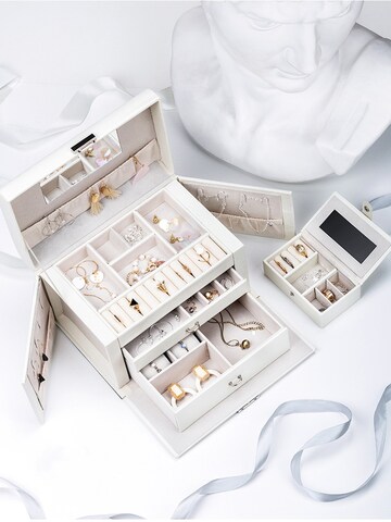 Boîte à bijoux 'Leather Jewelry Box with 20 Compartments - White' UNIQ Beauty en blanc