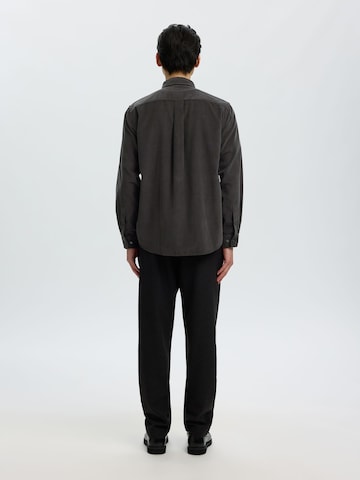 SELECTED - Ajuste regular Camisa 'SLHDanni' en gris