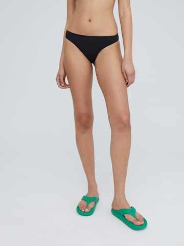 Pantaloncini per bikini 'Ike' di EDITED in nero: frontale