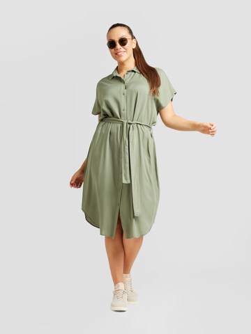 PIECES Curve - Vestido camisero 'NYA' en verde