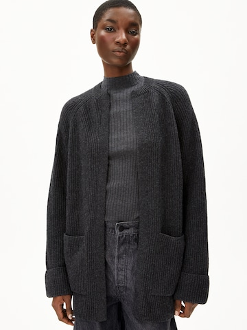 ARMEDANGELS Strickjacke 'Wardaa' in Grau: Vorderseite