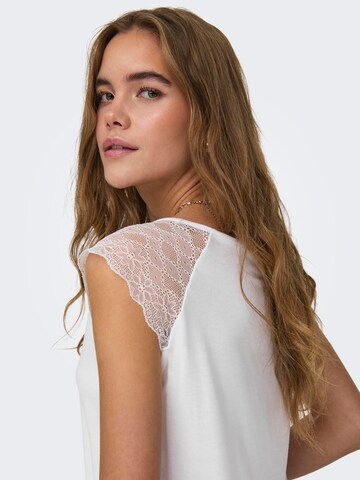 ONLY - Camiseta 'PETRA' en blanco