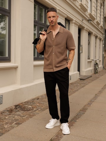 DAN FOX APPAREL Футболка 'Julien' в Коричневый