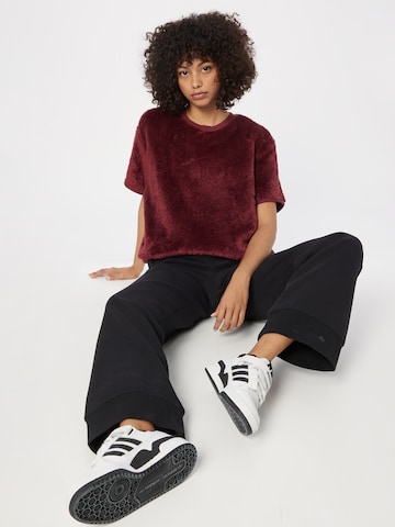 ADIDAS ORIGINALS Pullover 'Essentials+ Fluffy' i rød