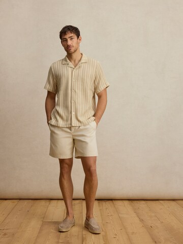 DAN FOX APPAREL Comfort Fit Риза 'Joschua' в бежово