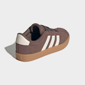 ADIDAS SPORTSWEAR Ketsid 'VI Court 3.0', värv pruun
