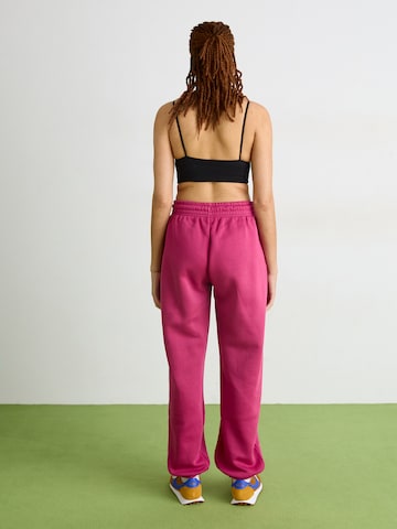 Nike SportswearTapered Hlače 'Phoenix Fleece' - roza boja