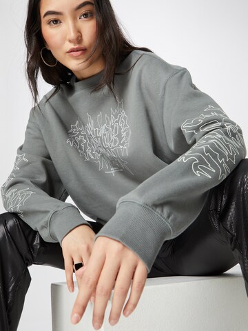 WEEKDAY Sweatshirt in Grau