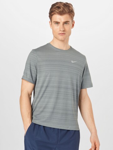 T-Shirt fonctionnel 'Miler' NIKE en gris : devant