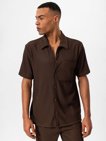 Fit confort Chemise Antioch en marron : devant