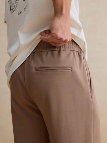 DAN FOX APPAREL Свободный крой Штаны 'Bent' в Коричневый