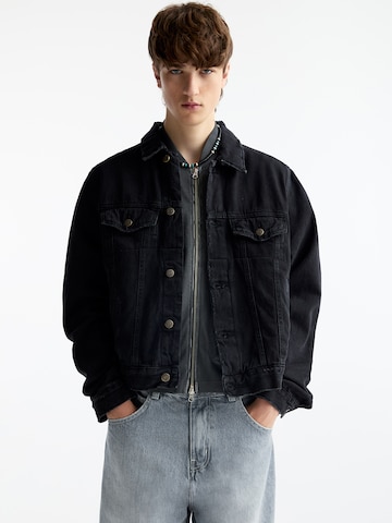 Giacca di mezza stagione di Pull&Bear in nero: frontale