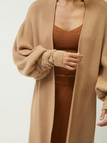 Influencer Strickjacke in Beige