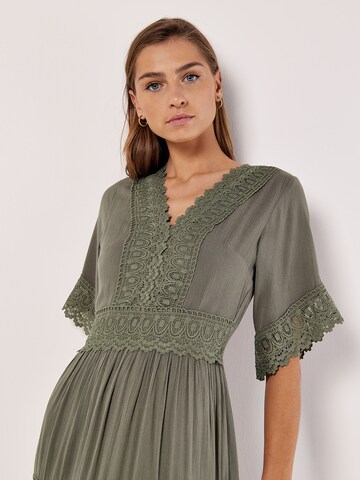 Robe Apricot en vert