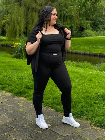 Mowi Fit Tracksuit in Black