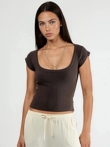 Busem Shirt in Bruin: voorkant