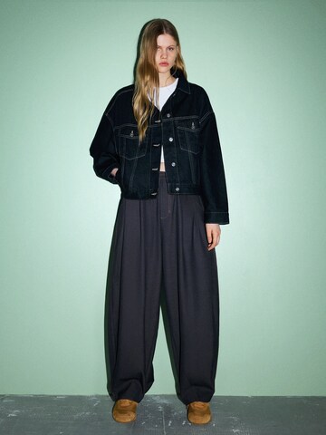 Wide leg Pantaloni con pieghe di Bershka in blu